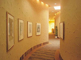 美術回廊「恋の散歩道」は、フランス画家レイモン・ペイネが描く「恋人たち」の世界。
