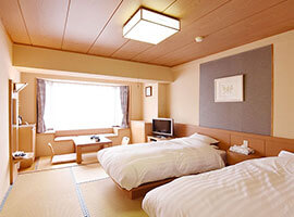 【山側】和ツイン/和室にベッドを設置したお部屋です。