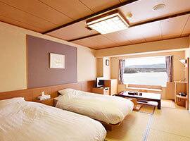 【湖側】和ツイン/和室にベッドを設置した、阿寒湖を一望できるお部屋です。